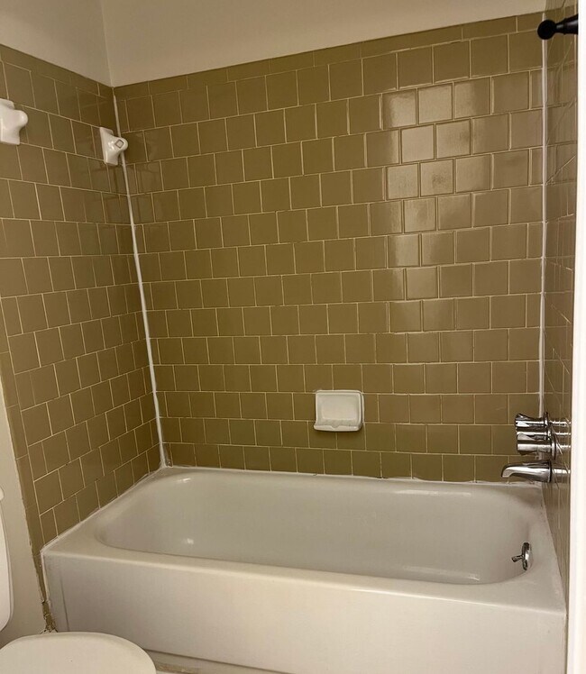 Building Photo - Newly Updated 1/1 Condo 1 Mile From Downto...