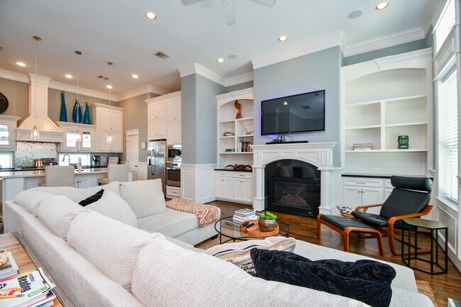 Building Photo - 2109 Bidwell Dr