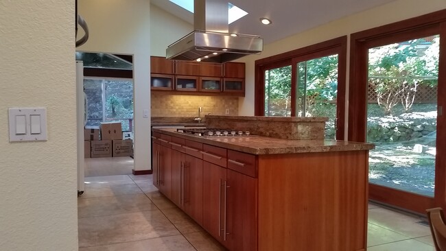 Building Photo - GEM in Somerset Bellevue, 4 beds/3 Baths w...