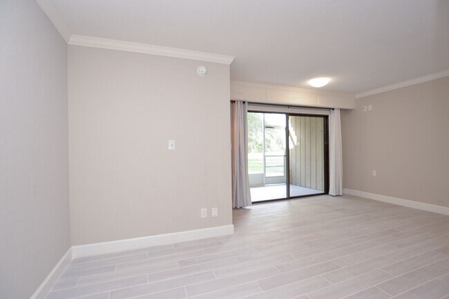 Building Photo - 622 Olde Camelot Cir