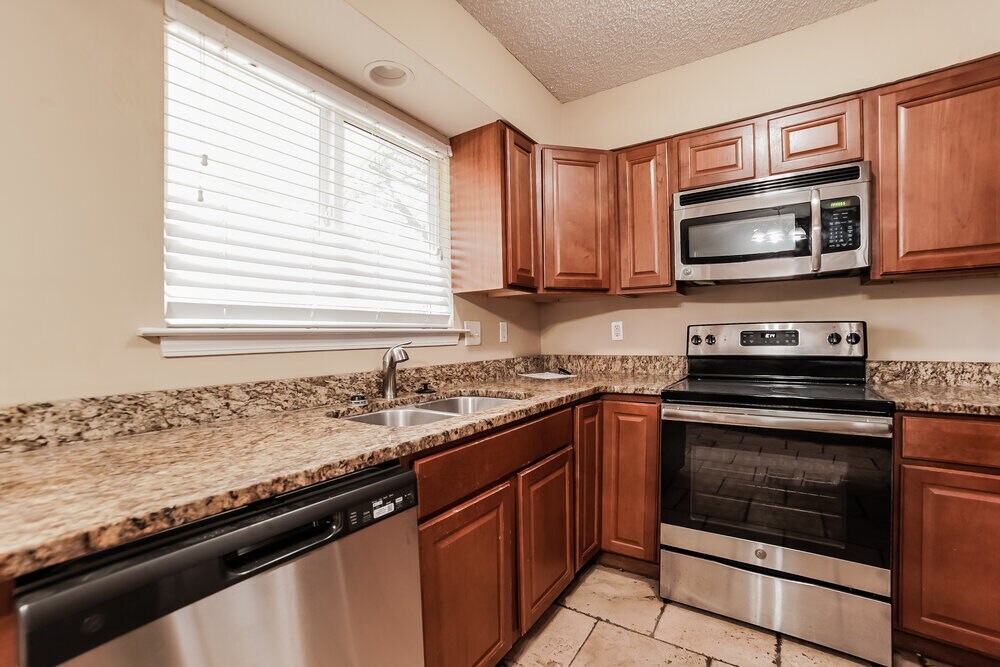 Building Photo - 732 Charter Oak Dr