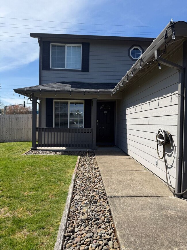 Building Photo - $500 move-in special! Spacious 4-bdrm/2.5-bath Hillsboro home. Fenced yard w/ covered deck, 2-car...