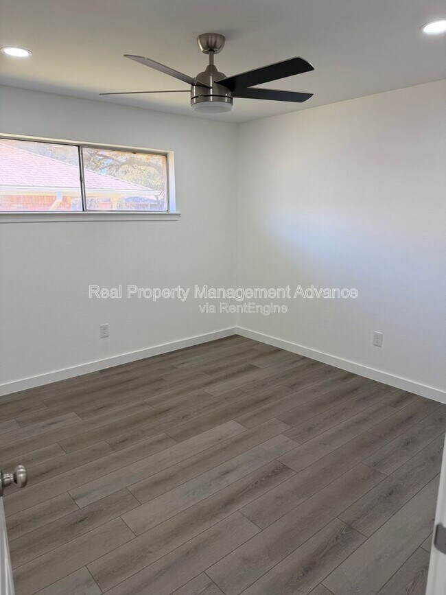 Building Photo - 905 Bromwich St