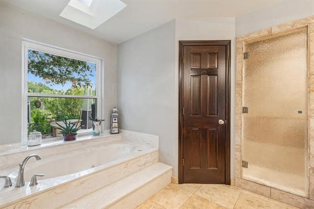 Building Photo - 2407 N Carroll Ave