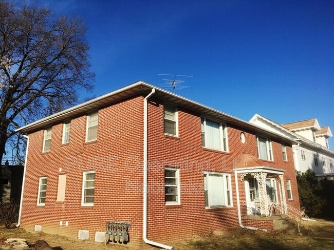 Building Photo - 210 N 32nd Ave