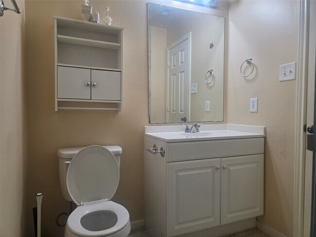 Building Photo - 16102 Mission Village Dr