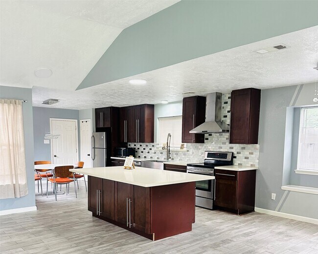 Building Photo - 2115 Barrington Pl Dr