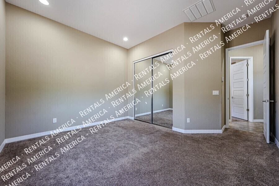 Building Photo - 3325 E Coconino Dr