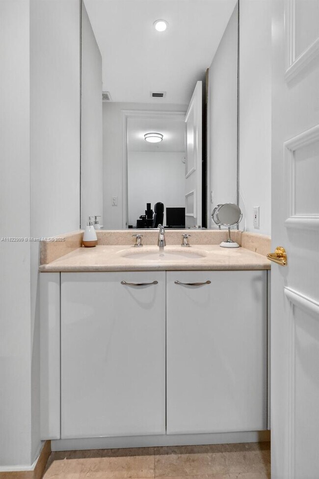 Building Photo - 20155 NE 38th Ct