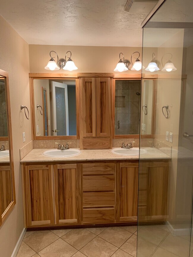 Building Photo - Gorgeous Home with Granite Counters and Custom Built-ins!