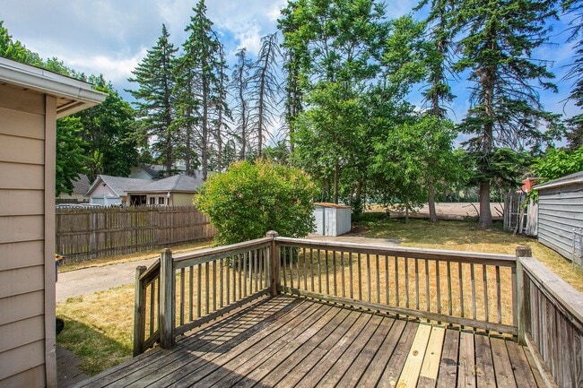 Building Photo - AVAILABLE MID-JULY!! 3 Bedroom, 1.5 Single...
