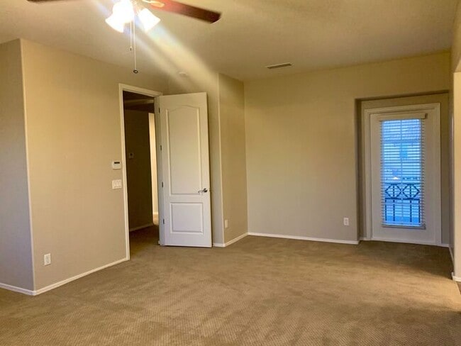 Building Photo - MOVE IN SPECIALS !! 4BD 3BA in South Tempe...