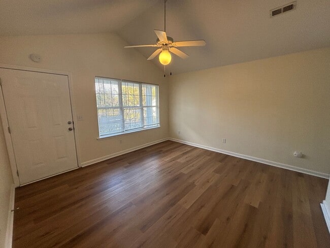 Building Photo - 3 Bed 3 Bath Garage Apartment Home