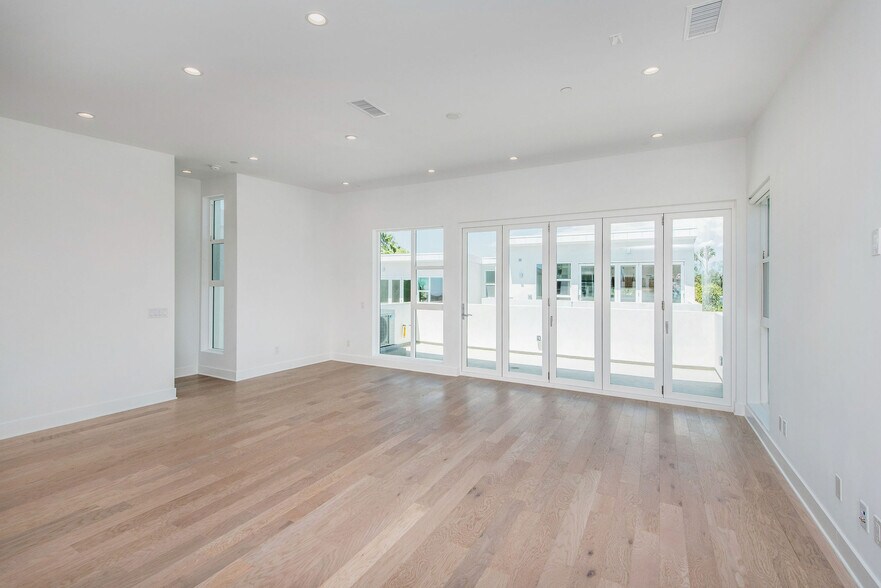 Building Photo - 857 1/2 Hyperion Ave