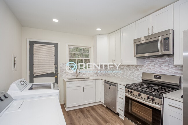 Building Photo - 3700 Driftwood Dr