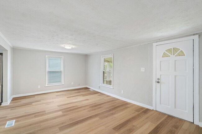 Building Photo - 2325 Cedar Ln