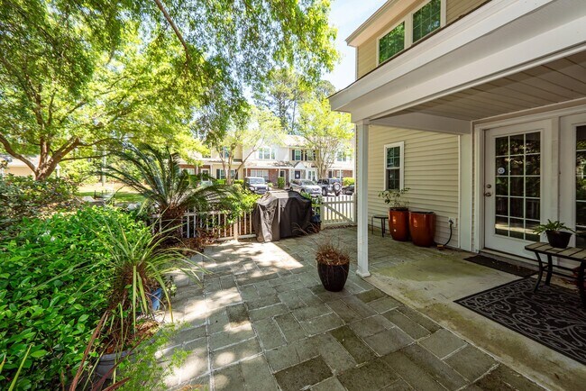 Building Photo - 7988 Shadow Oak Dr