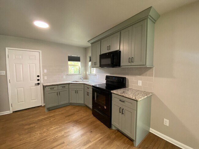 Building Photo - Super Cute, Newly Remodeled, 2bd/1bth hous...