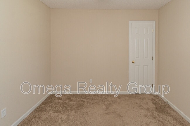 Building Photo - 3550 Cres Gardens Dr