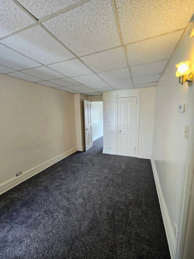 Building Photo - 742 N 6th St
