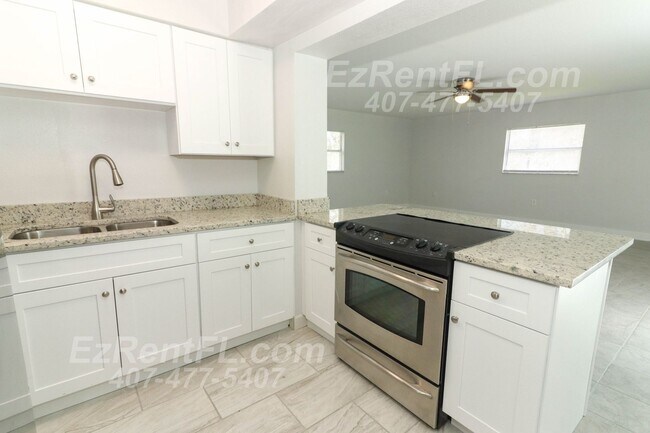 Building Photo - Remodeled 4/1.5 with Large Family Room