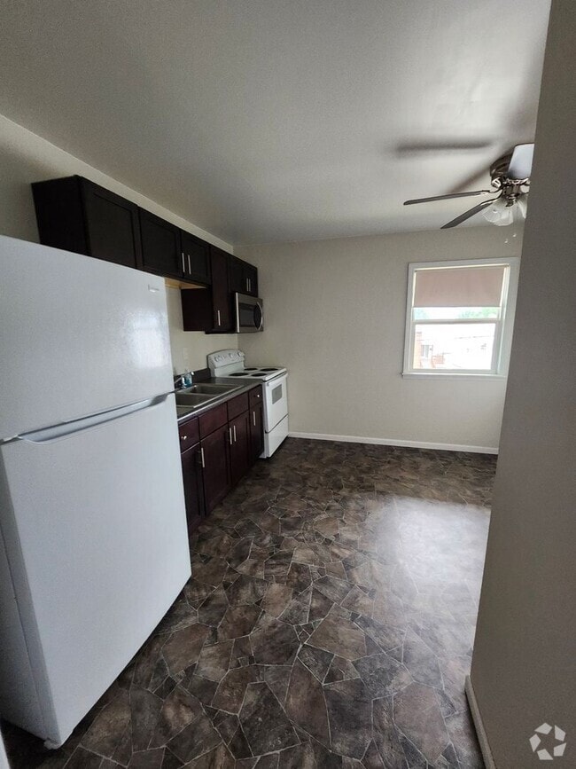 Building Photo - 2 Bedroom Apartment Downtown Brunswick