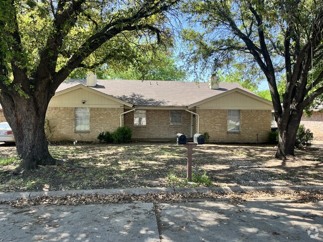 Building Photo - 692 Lantana Dr