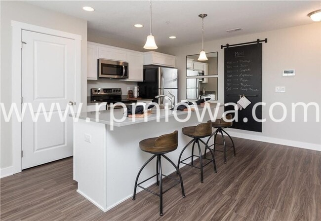 Building Photo - UPDATED!! 2 Bedroom, 2.5 Bath Townhome in Ankeny