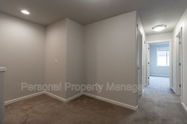 Building Photo - 5831 NE 56th Pl