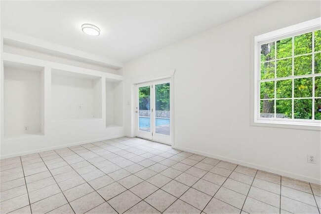 Building Photo - 445 Forest Hills Dr