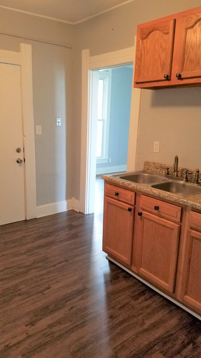 Building Photo - 618 Cottage Ave