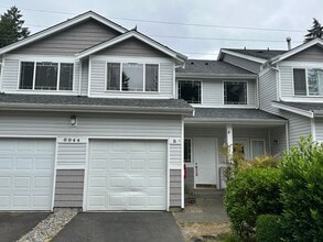 Building Photo - 2 Bed 2.5 Bath Townhouse with Lake access