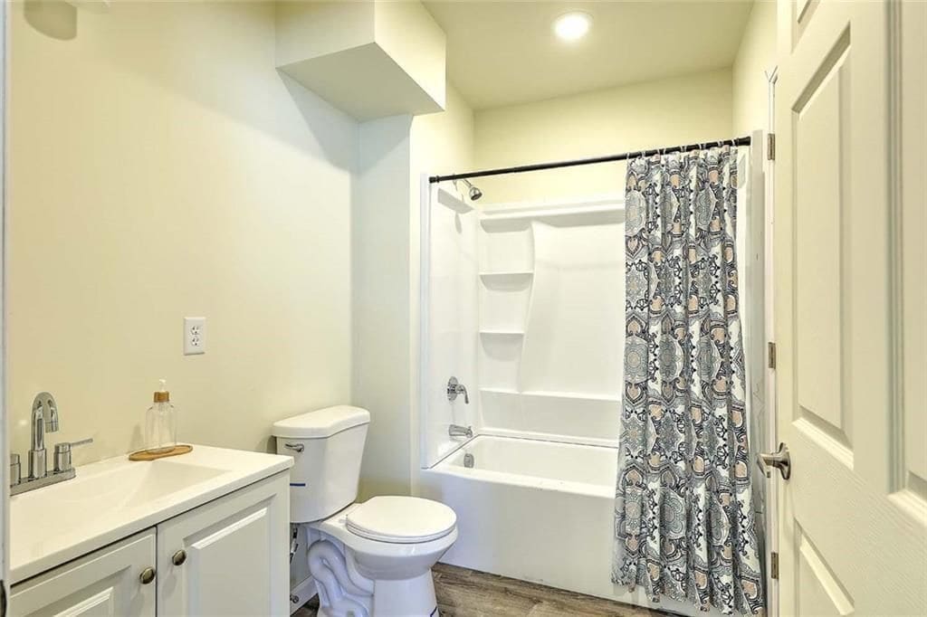 Building Photo - 327 Pine St