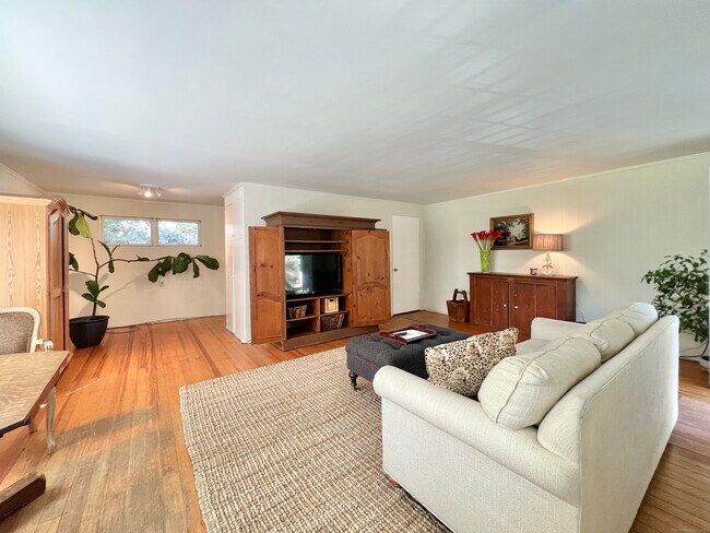 Building Photo - 301 Haviland Rd