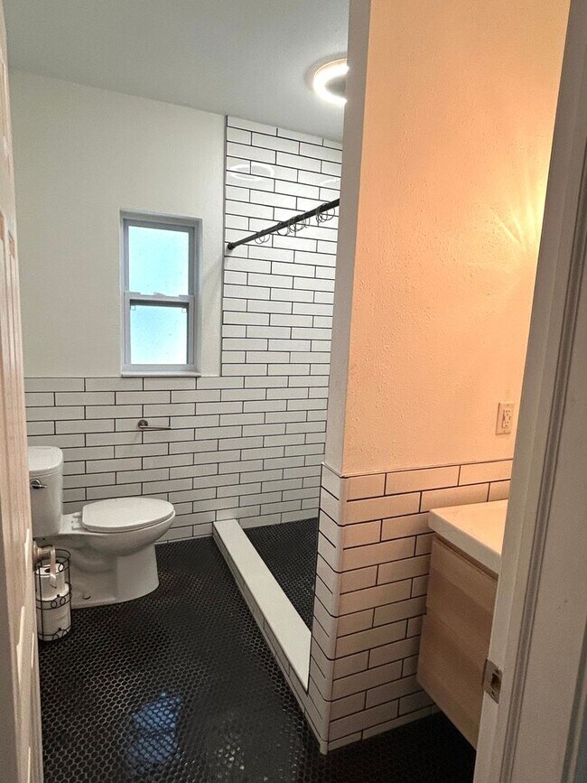 Building Photo - 3 bedroom 1 bath home with a large yard an...