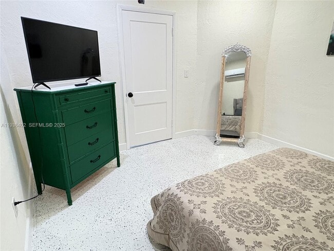 Building Photo - 1901 SW 9th St