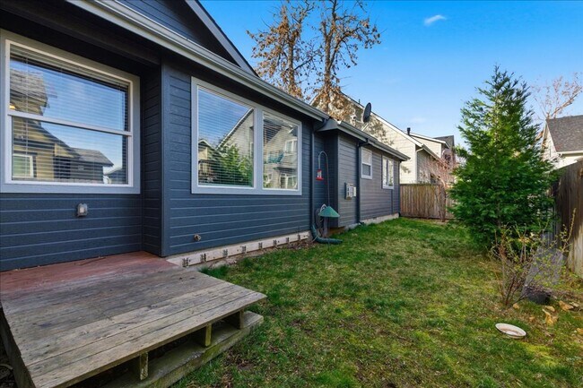 Building Photo - 3 Bedroom, 2 Bath, with 2 Car Garage Located on the Central Bench Rim