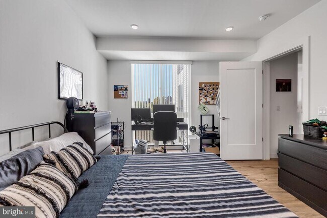 Building Photo - 304 Master St