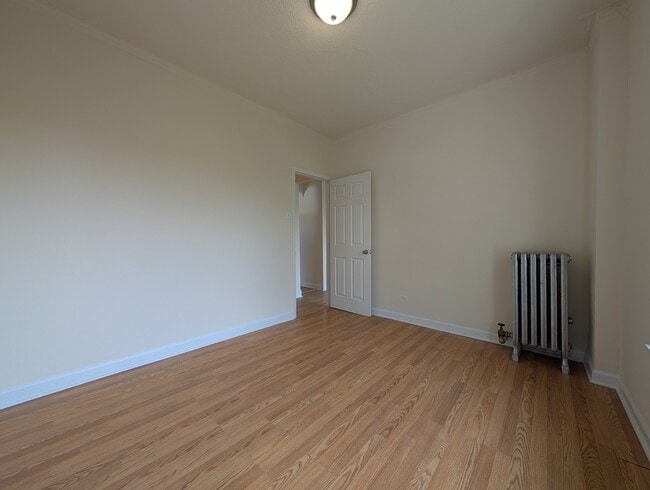 Building Photo - 5417 N Kenmore Ave
