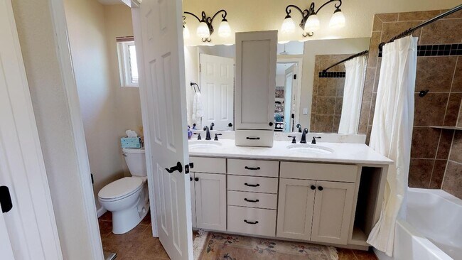 Building Photo - Beautiful sunny home