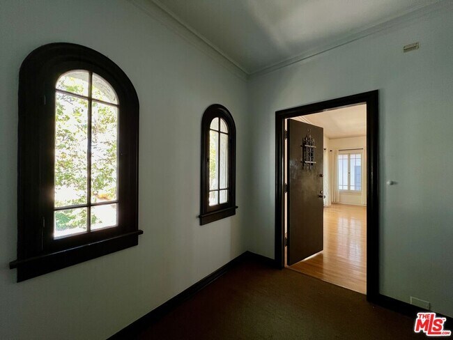 Building Photo - 145 N Sycamore Ave