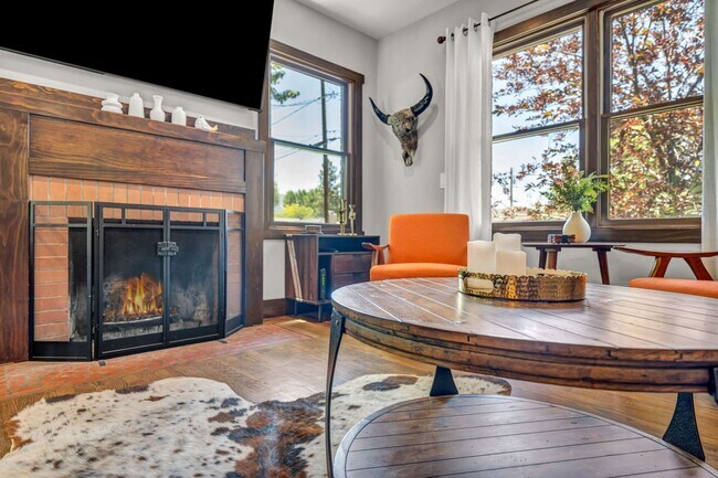 Building Photo - Charming Modern Industrial Fully Furnished Home for Lease