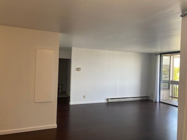 Building Photo - 2101 Shore Line Dr