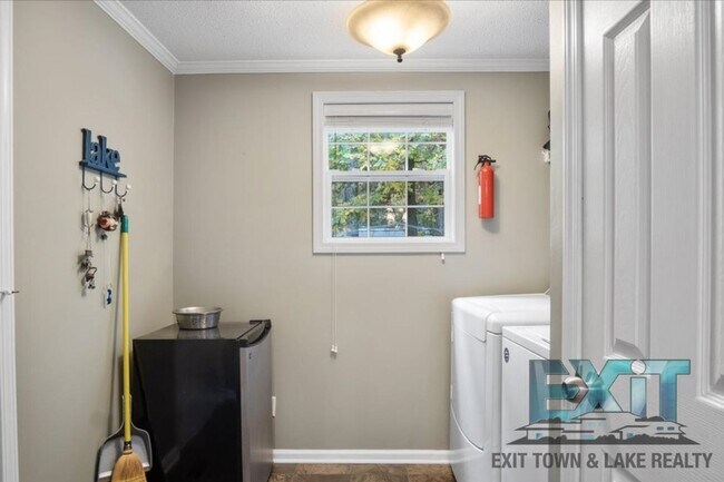 Building Photo - Lakefront Rental in Long Branch Shores