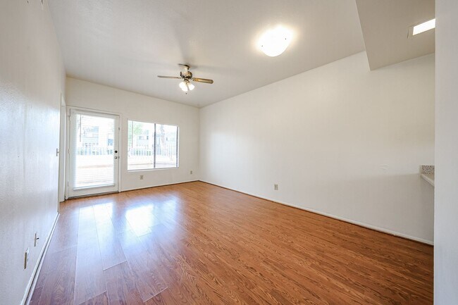 Building Photo - Centrally located and affordable in Woodla...