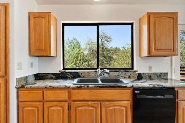 Building Photo - Beautiful 3 Bedroom Home in Forest Trails!