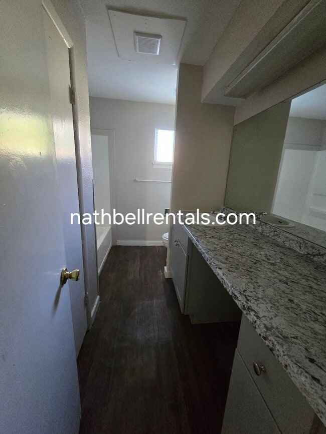 Building Photo - Single-Family Home: 4 bed, 2 bath