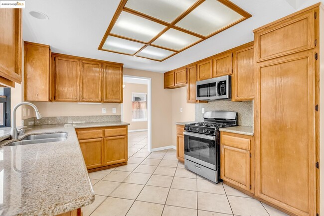 Building Photo - 4820 Ridgeview Dr
