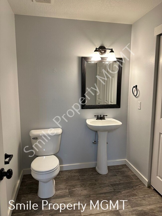 Building Photo - 3 Bedroom House in Happy Valley