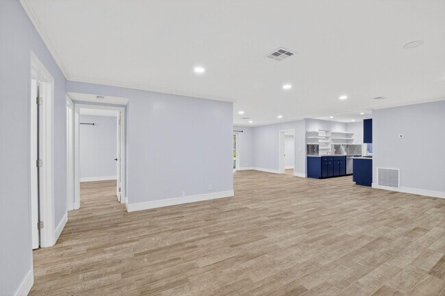 Building Photo - 725 Heron Dr